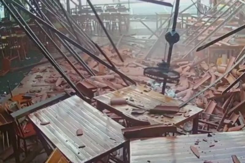 Motorista perde o controle do carro e destrói churrascaria; seguro amenizará os danos