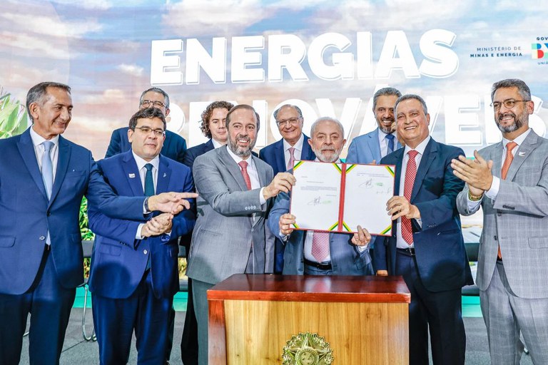 Lula assina MP que impulsiona investimento de até R$ 165 bi em energias renováveis e reduz impacto tarifário