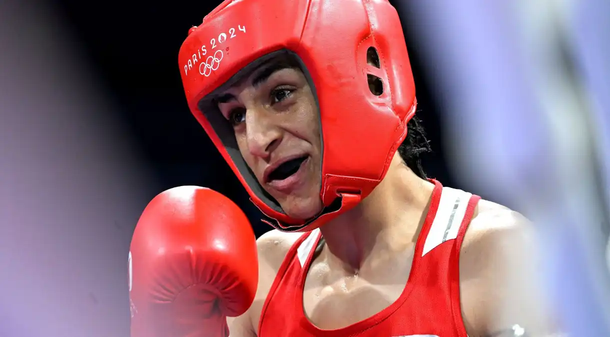 Imane Khelif: Boxeadora na Olimpíada Após Controvérsia de Gênero