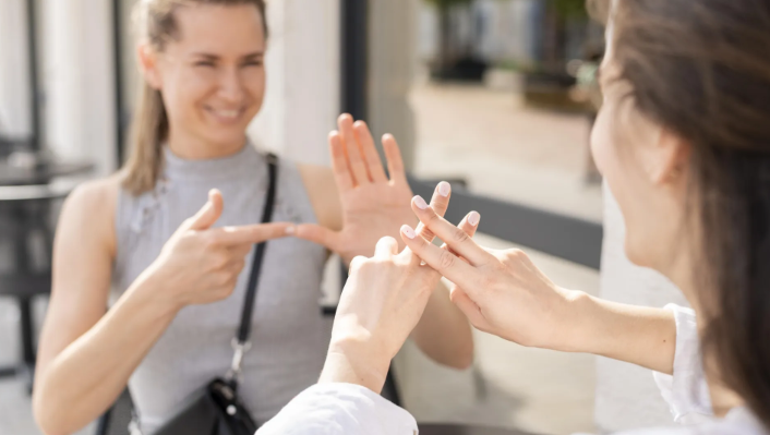O curso Introdução à Libras é oferecido na plataforma EV.G