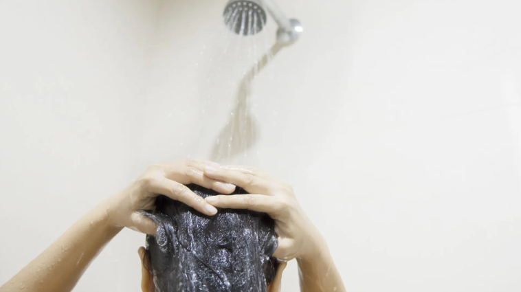 Fazer xixi durante o banho faz mal? A verdade que você precisa saber, segundo os especialistas!